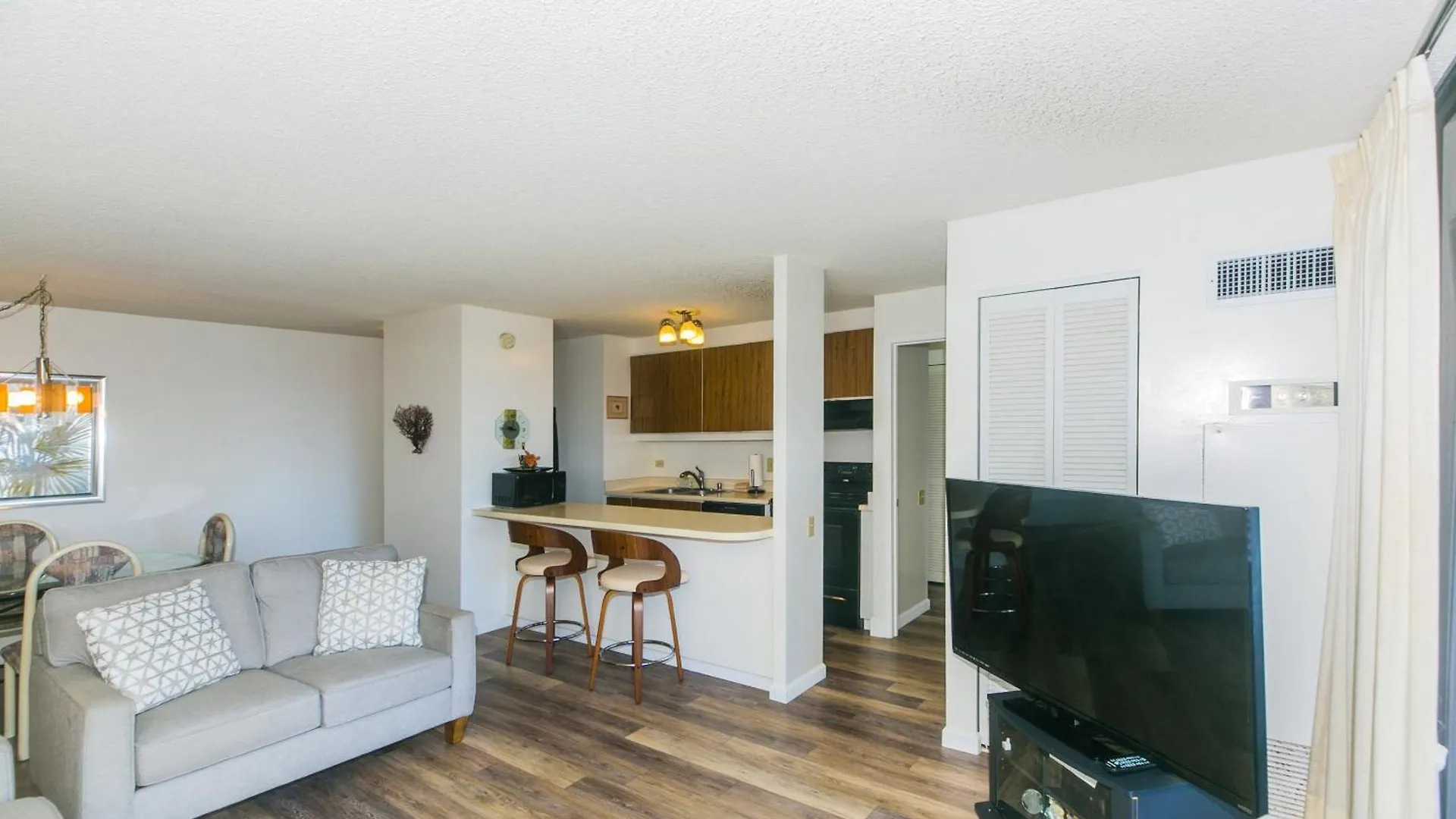 Spacious Condos With Private Balcony At Discovery Bay - Free Wifi, Near Beaches! Honolulu
