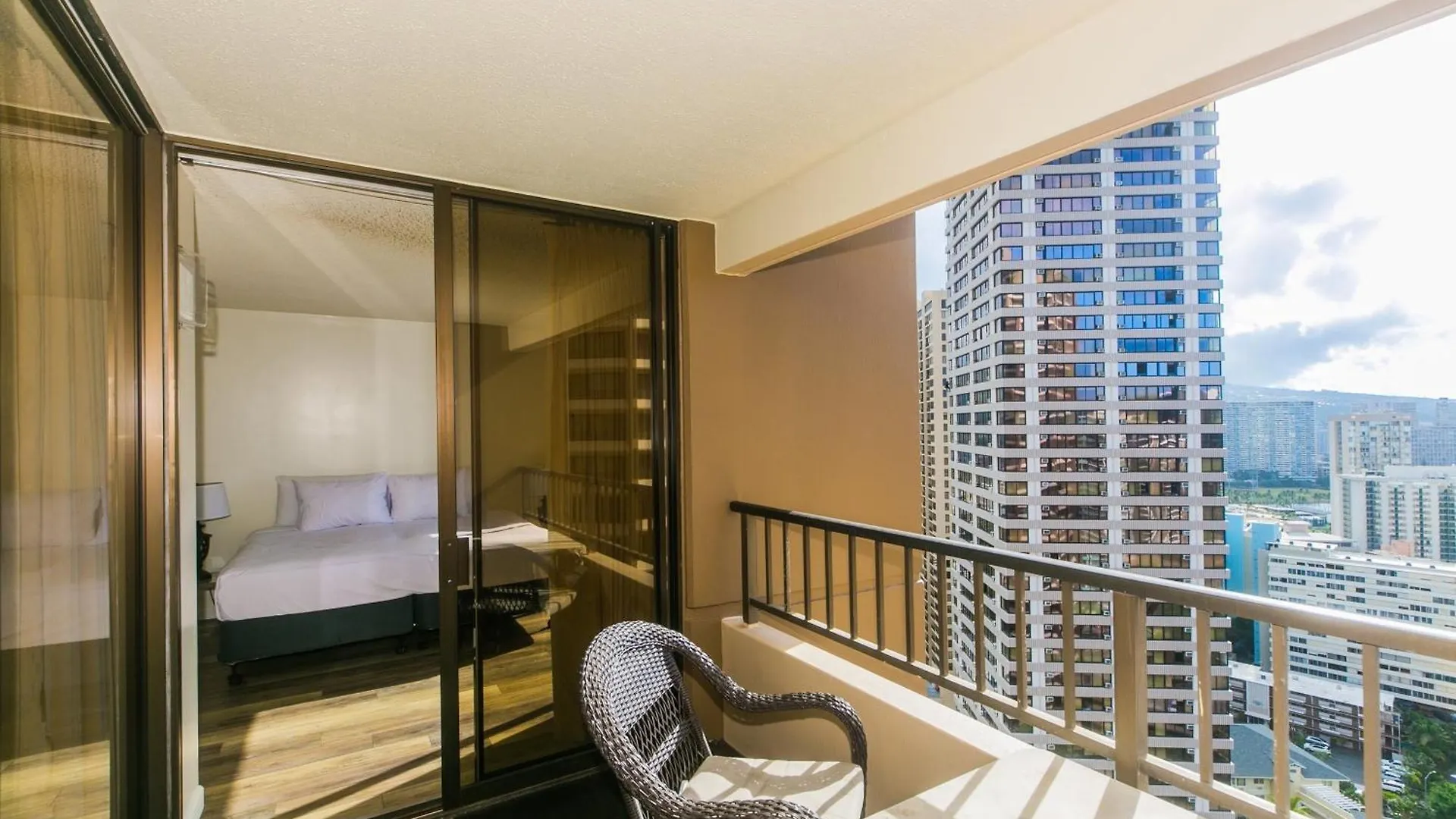 Spacious Condos With Private Balcony At Discovery Bay - Free Wifi, Near Beaches! Honolulu Apartmán