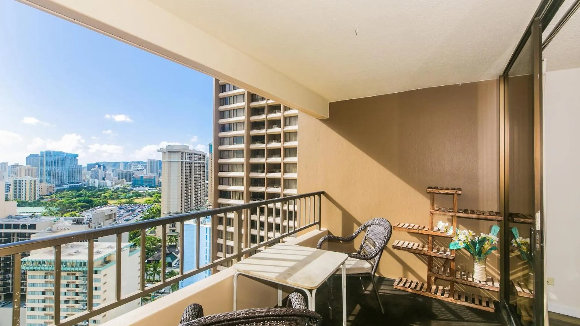 Spacious Condos With Private Balcony At Discovery Bay - Free Wifi, Near Beaches! Honolulu USA