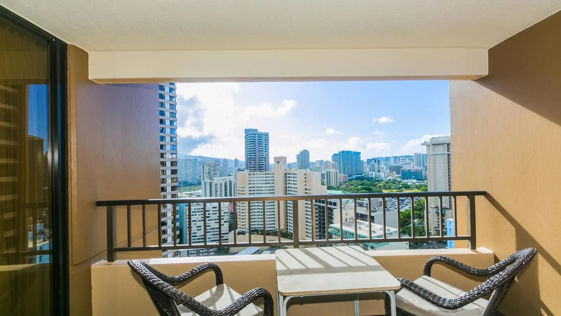 Spacious Condos With Private Balcony At Discovery Bay - Free Wifi, Near Beaches! Honolulu 0*,  USA