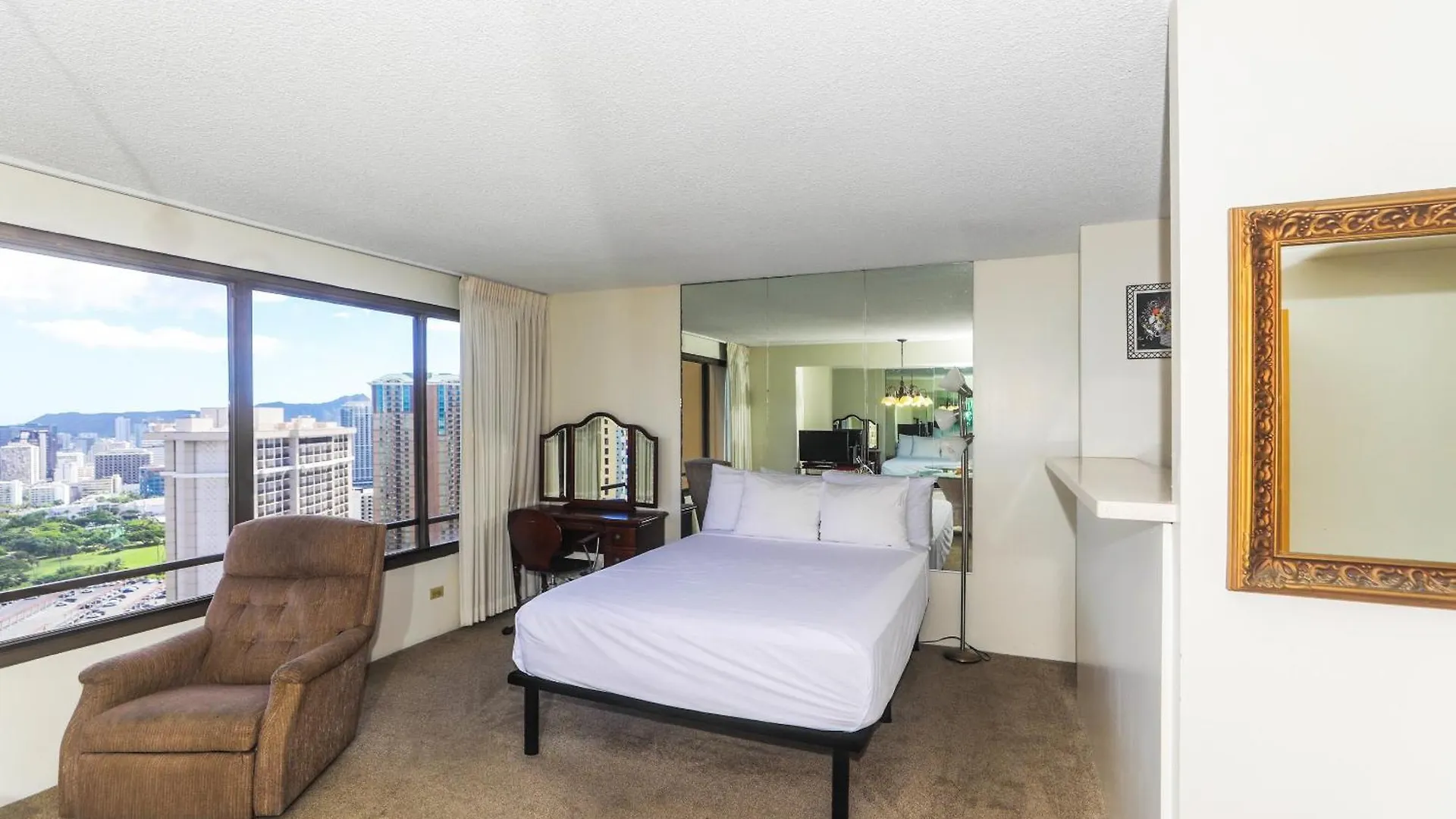 Spacious Condos With Private Balcony At Discovery Bay - Free Wifi, Near Beaches! Honolulu