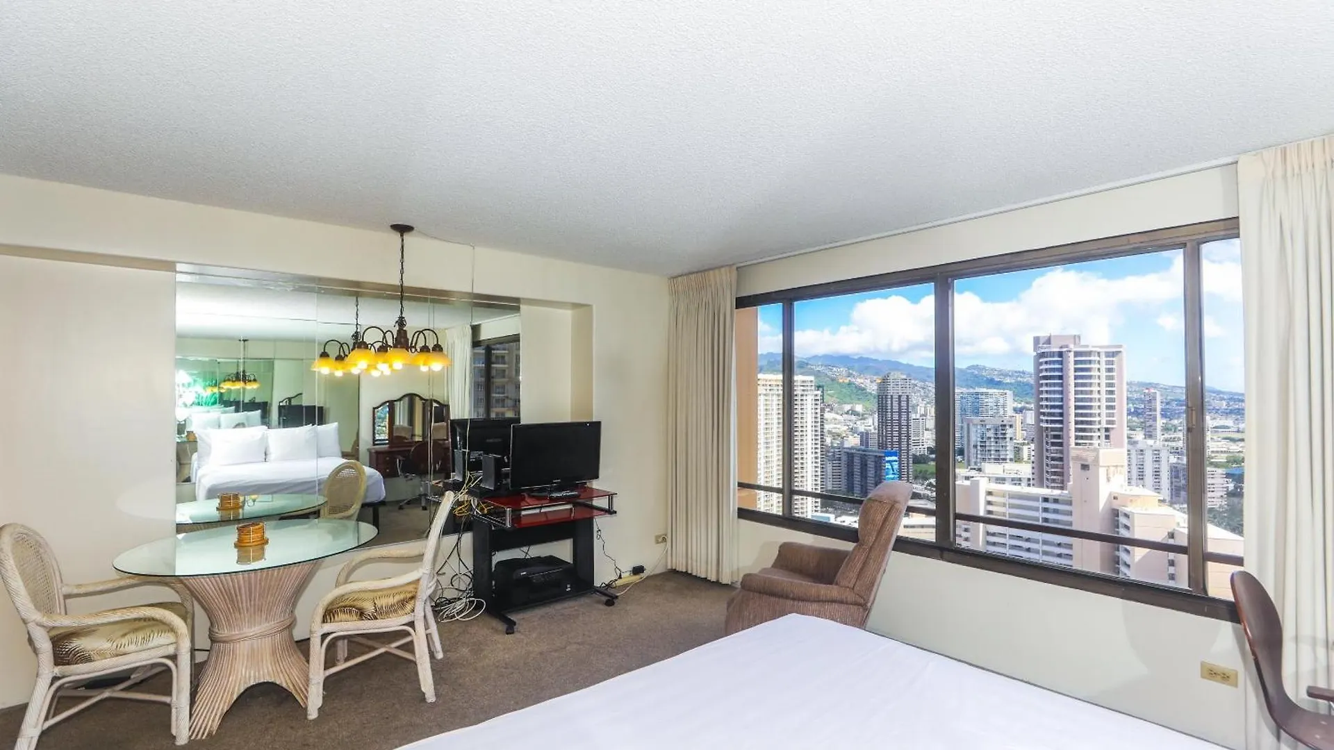 Spacious Condos With Private Balcony At Discovery Bay - Free Wifi, Near Beaches! Honolulu