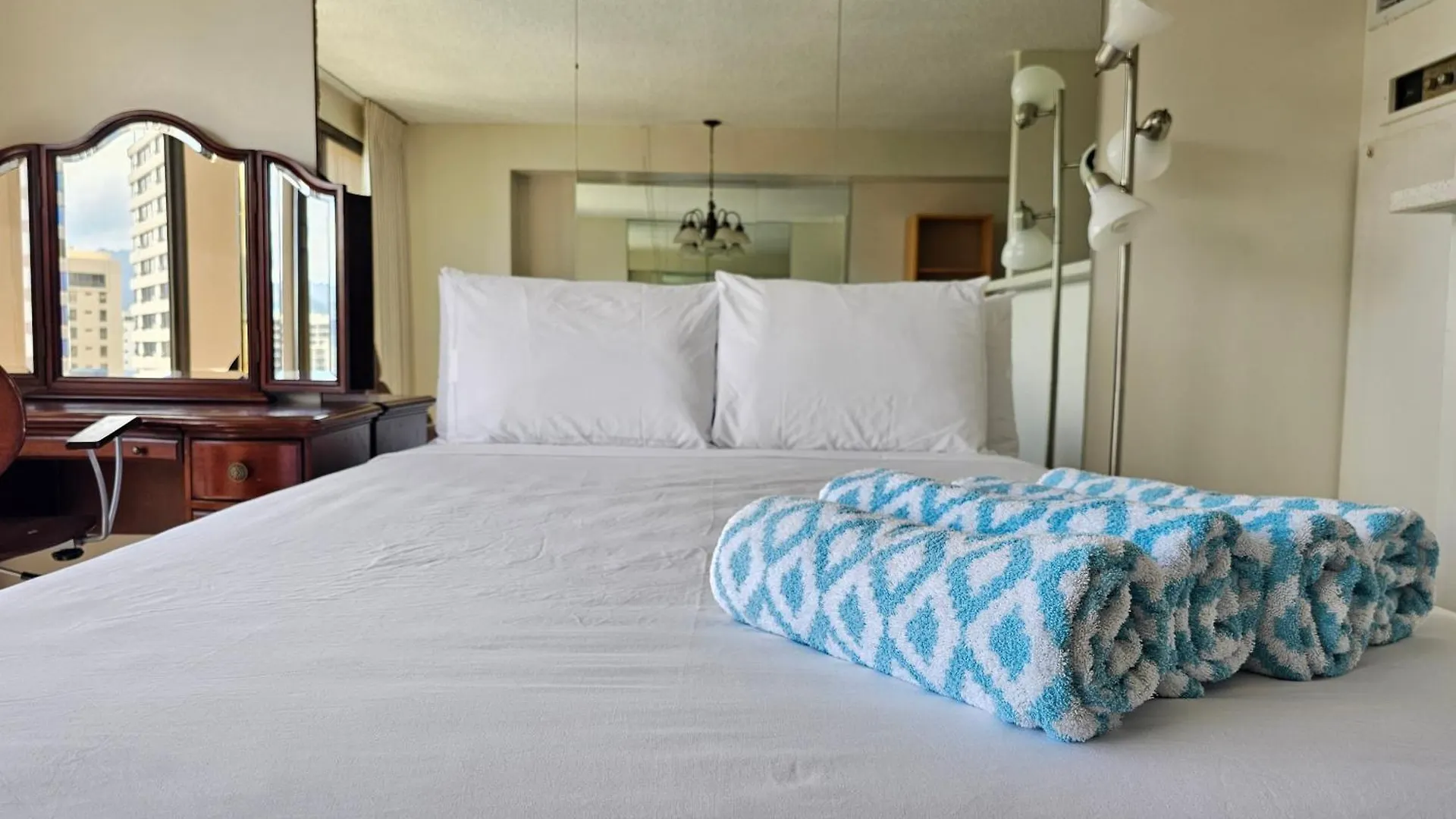 Spacious Condos With Private Balcony At Discovery Bay - Free Wifi, Near Beaches! Honolulu